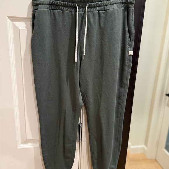 Vuori Women’s Performance Joggers Green Large - Picture 3 of 5